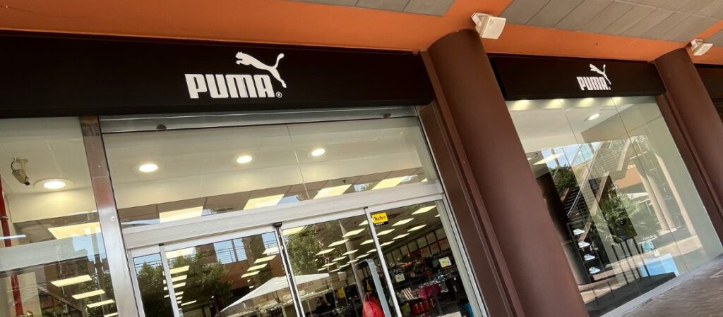 ¿Buscas moda deportiva para los peques con descuentazo? ¡Tenemos novedades! Puma ha abierto una pop-up store exclusiva para niños y niñas en The Outlet Stores Alicante.
¿Dónde encontrarla? Muy fácil: está justo fuera de la tienda oficial de Puma, junto a Tempe, en la zona central del centro.
Durante todo el verano, podrás hacerte con calzado, ropa y accesorios de Puma Kids a precios outlet. Conjuntos cómodos, zapatillas llenas de estilo y prendas ideales para el día a día de los más pequeños, ¡pero con mucho rollo!
Recuerda: es una tienda temporal y solo estará disponible durante el verano. ¡No te quedes sin tu talla!
Pásate ya por The Outlet Stores Alicante y descubre la pop-up más deportiva de la temporada.